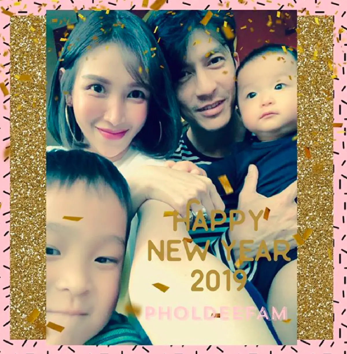 ส่องภาพวัยเด็กของครอบครัว “ผลดี” ที่ “แม่พีช” นำมาโชว์ให้ดู หน้าตาดีทั้งบ้าน