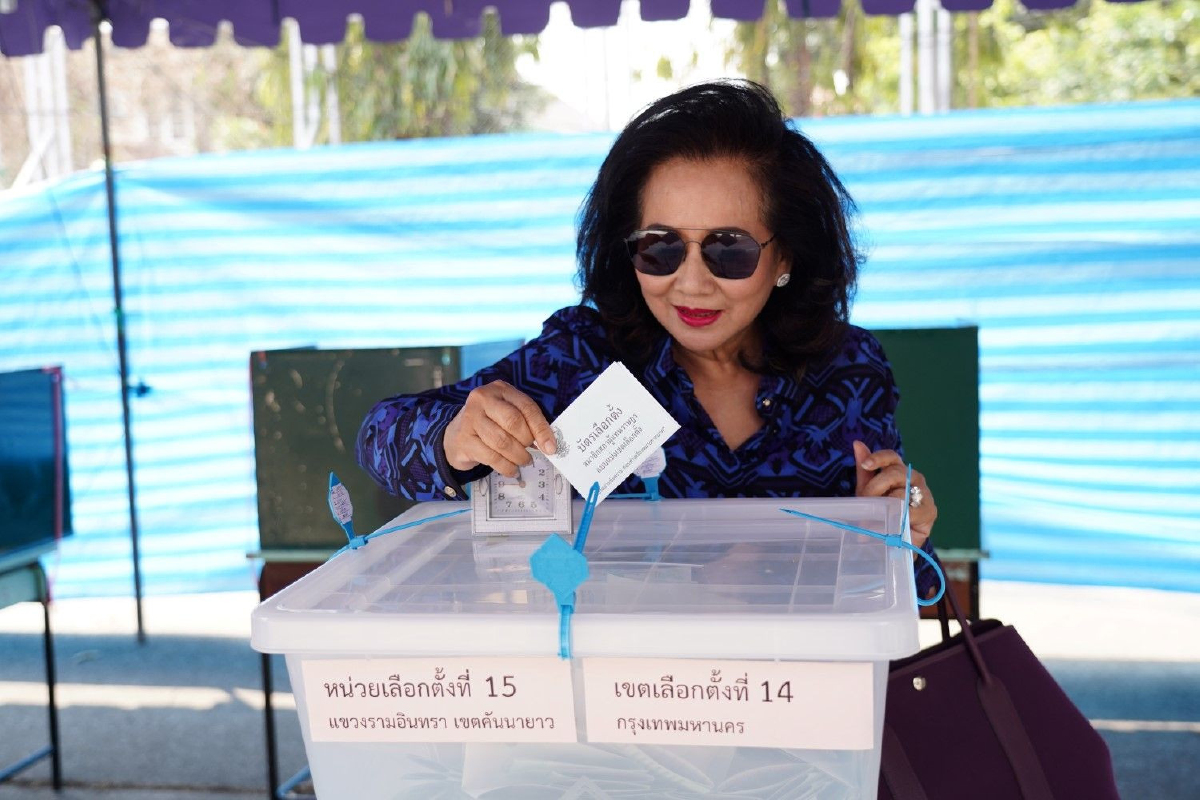 "คุณหญิงพจมาน"ใช้สิทธิเลือกตั้งย่านคันนายาว คนขอถ่ายภาพคู่ "คุณหญิงพจมาน"ใช้สิทธิเลือกตั้งย่านคันนายาว คนขอถ่ายภาพคู่