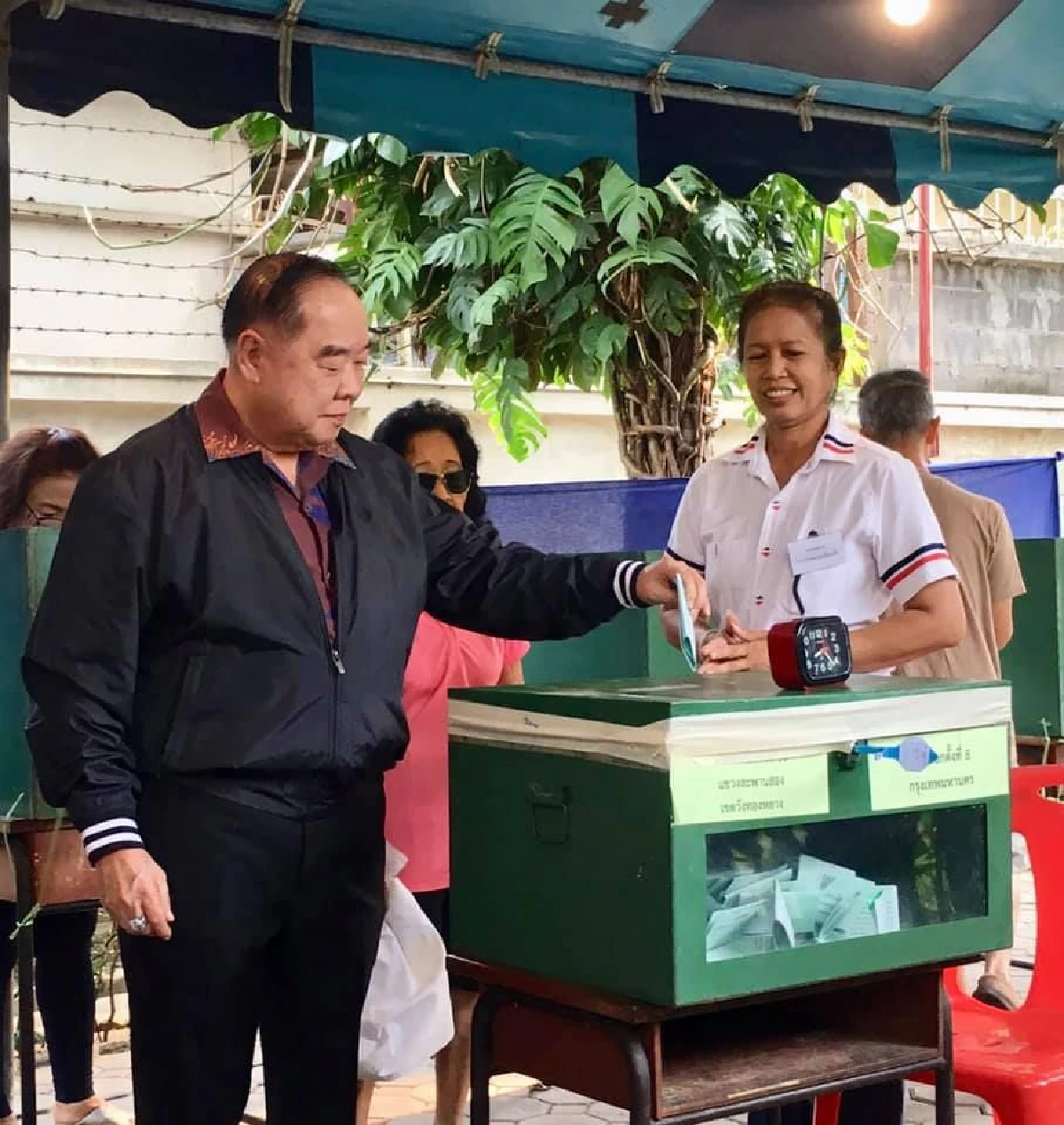 ส่องแฟชั่น "นักการเมือง-ผู้มีบารมี" วันเลือกตั้ง