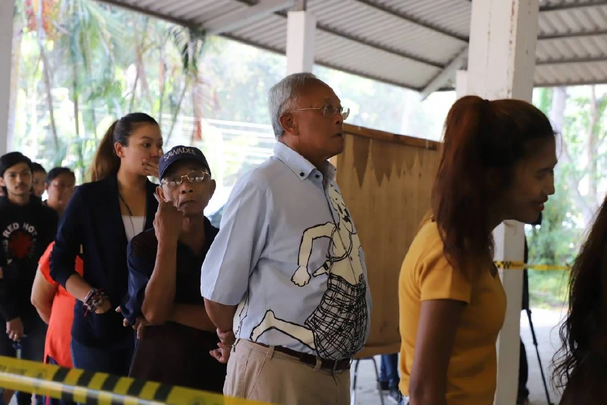 "สุเทพ"พร้อมลูกสาวไปใช้สิทธิเลือกตั้งที่สุราษฏร์ฯ