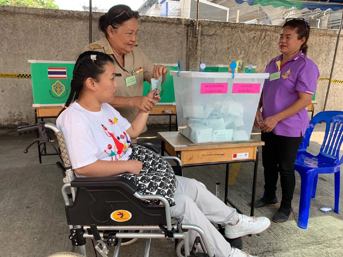 "กัญจนา"พาลูกสาวบุญธรรมใช้สิทธิ เผยขอน้อมนำ"พระบรมโชวาท"มาปฏิบัติ