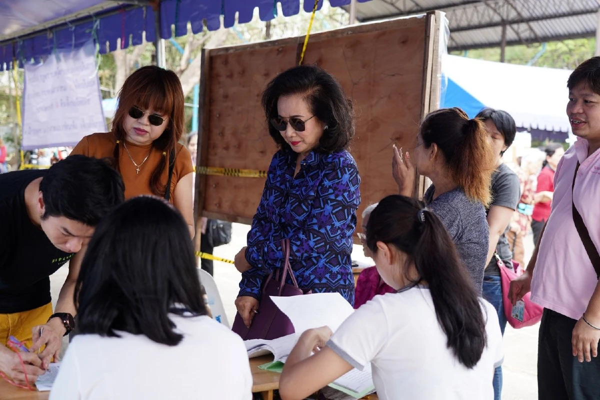 "คุณหญิงพจมาน"ใช้สิทธิเลือกตั้งย่านคันนายาว คนขอถ่ายภาพคู่
