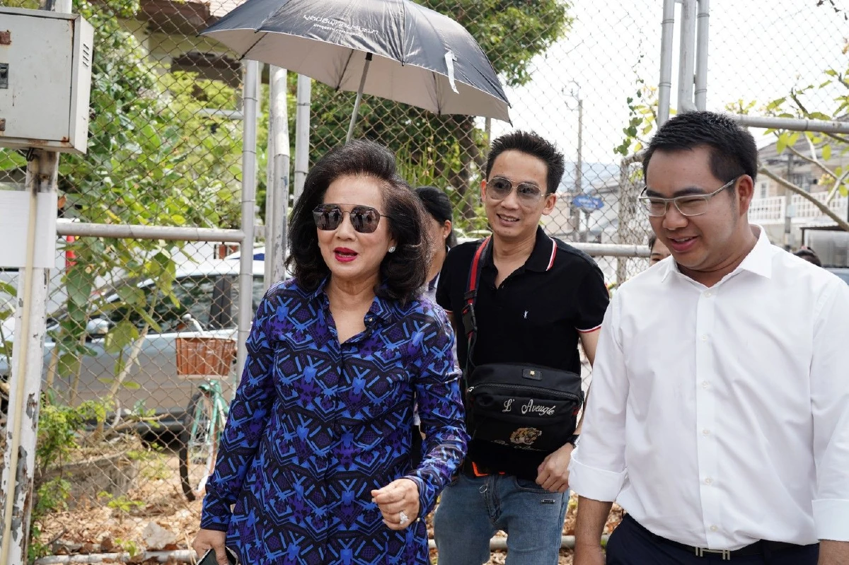 "คุณหญิงพจมาน"ใช้สิทธิเลือกตั้งย่านคันนายาว คนขอถ่ายภาพคู่