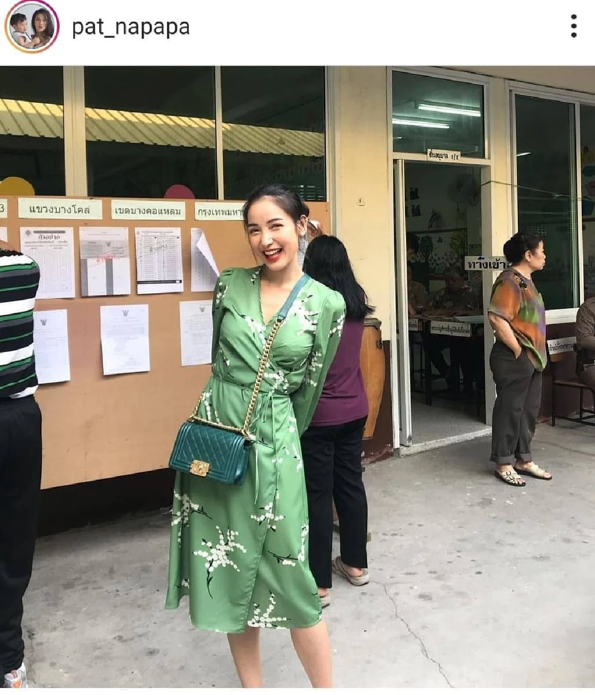 ตามดูภาพคนบันเทิงออกมาใช้สิทธิ์เลือกตั้งกันอย่างคึกคักในช่วงเช้า