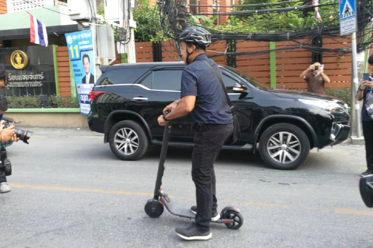 "ชัชชาติ"ควบสกู๊ตเตอร์ไฟฟ้ามาใช้สิทธิย่านเอกมัย