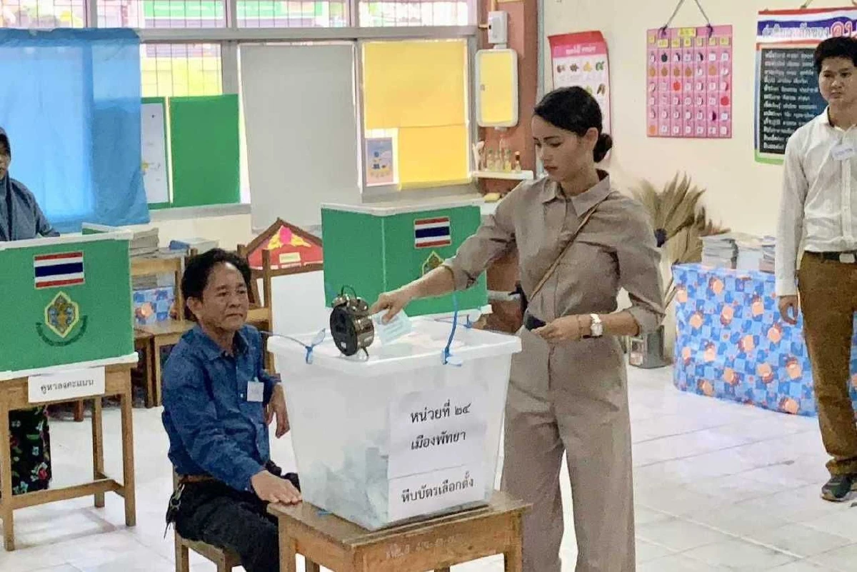 "ญาญ่า"ร่วมใช้สิทธิที่ชลบุรี ดีใจได้ทำหน้าที่พลเมืองไทยอย่างสมบูรณ์
