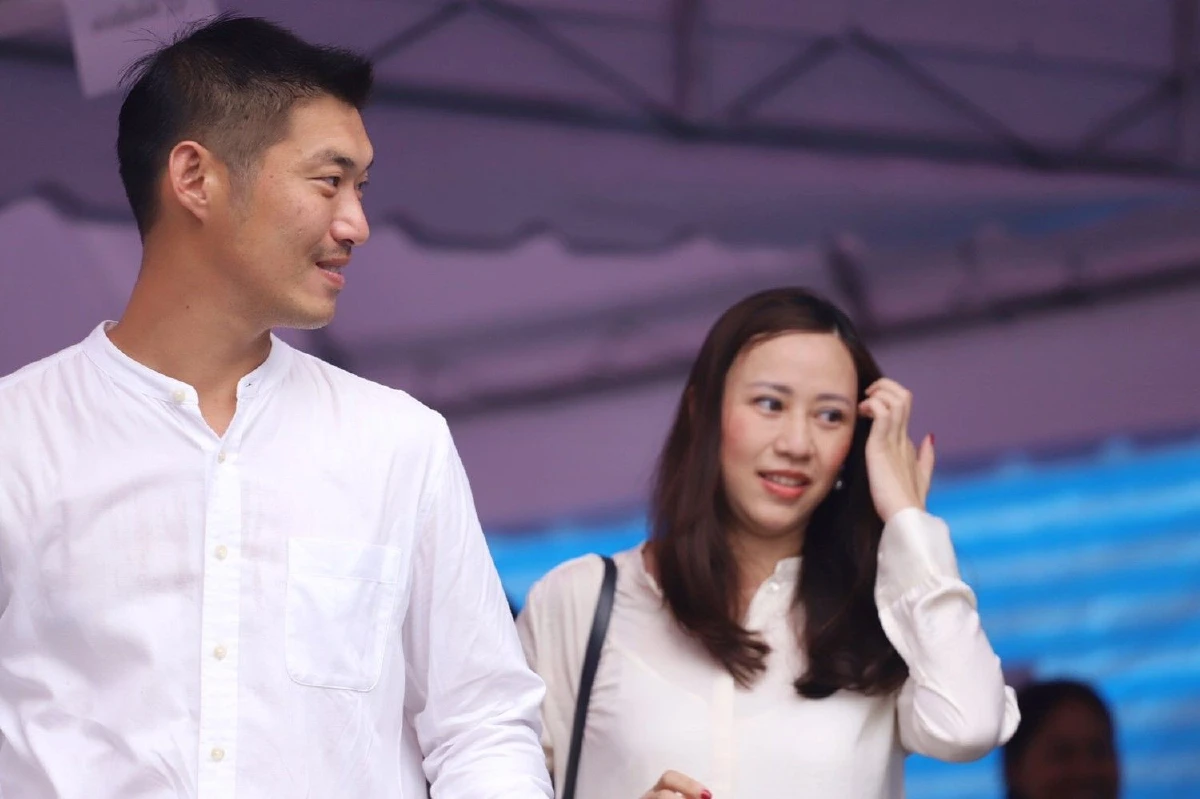 "ธนาธร"ควงภรรยาใช้สิทธิเลือกตั้ง เผยกำลังใจเต็มเปี่ยม