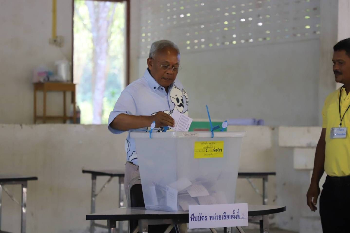 "สุเทพ"พร้อมลูกสาวไปใช้สิทธิเลือกตั้งที่สุราษฏร์ฯ "สุเทพ"พร้อมลูกสาวไปใช้สิทธิเลือกตั้งที่สุราษฏร์ฯ