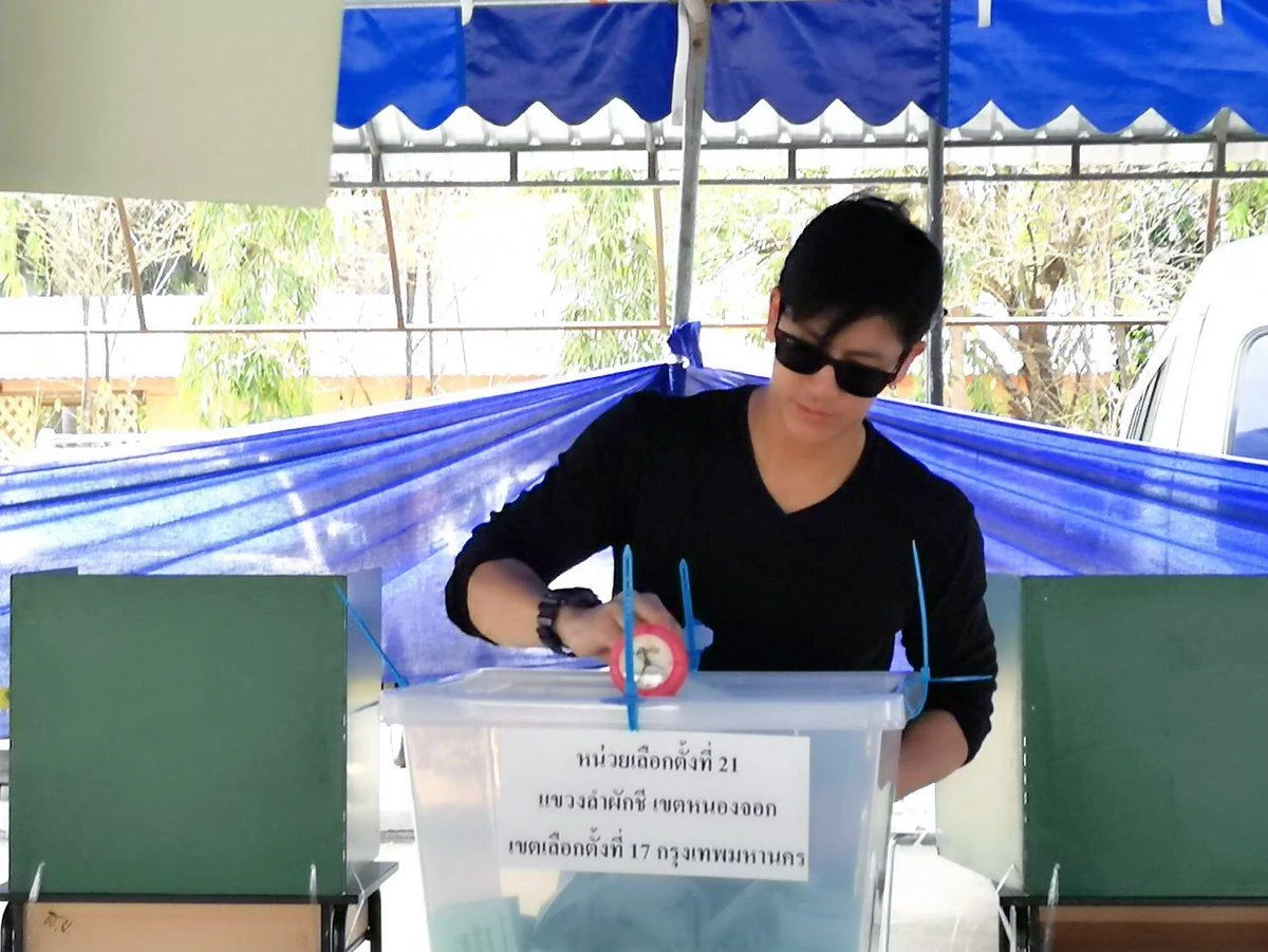เจ้าป่าเข้ากรุงใช้สิทธิ์! “ติ๊ก เจษฎาภรณ์" หล่อทะลุคูหา ออกมาเลือกตั้ง 2562