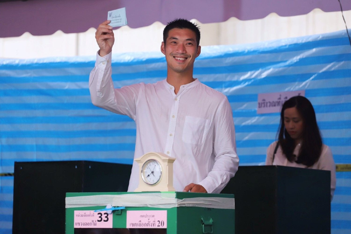"ธนาธร"ควงภรรยาใช้สิทธิเลือกตั้ง เผยกำลังใจเต็มเปี่ยม "ธนาธร"ควงภรรยาใช้สิทธิเลือกตั้ง เผยกำลังใจเต็มเปี่ยม