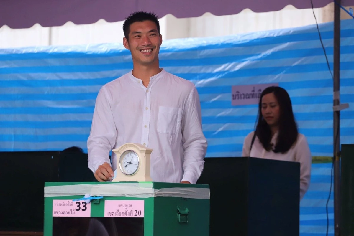 "ธนาธร"ควงภรรยาใช้สิทธิเลือกตั้ง เผยกำลังใจเต็มเปี่ยม