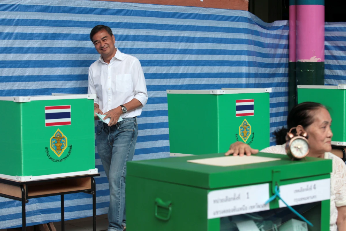 ส่องแฟชั่น "นักการเมือง-ผู้มีบารมี" วันเลือกตั้ง