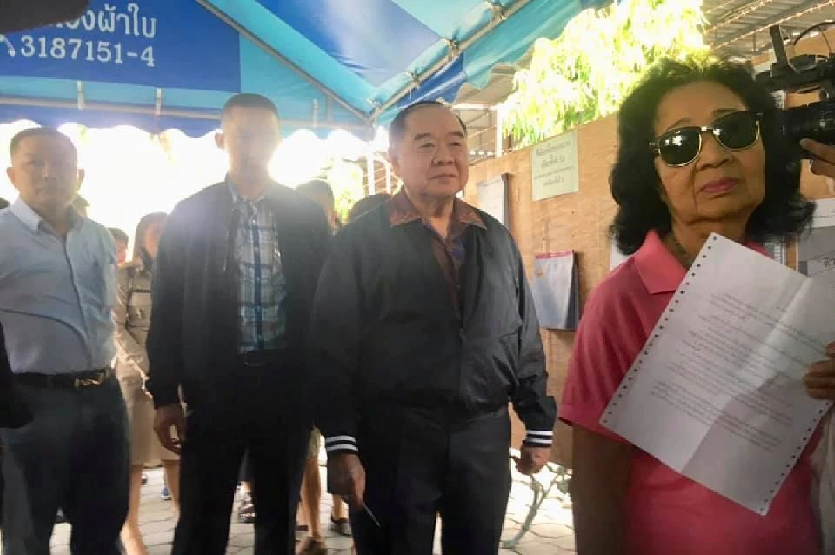 "บิ๊กตู่-บิ๊กป้อม" เข้าคูหาหย่อนบัตรเลือกตั้งแล้ว ขอประชาชนออกมาใช้สิทธิ