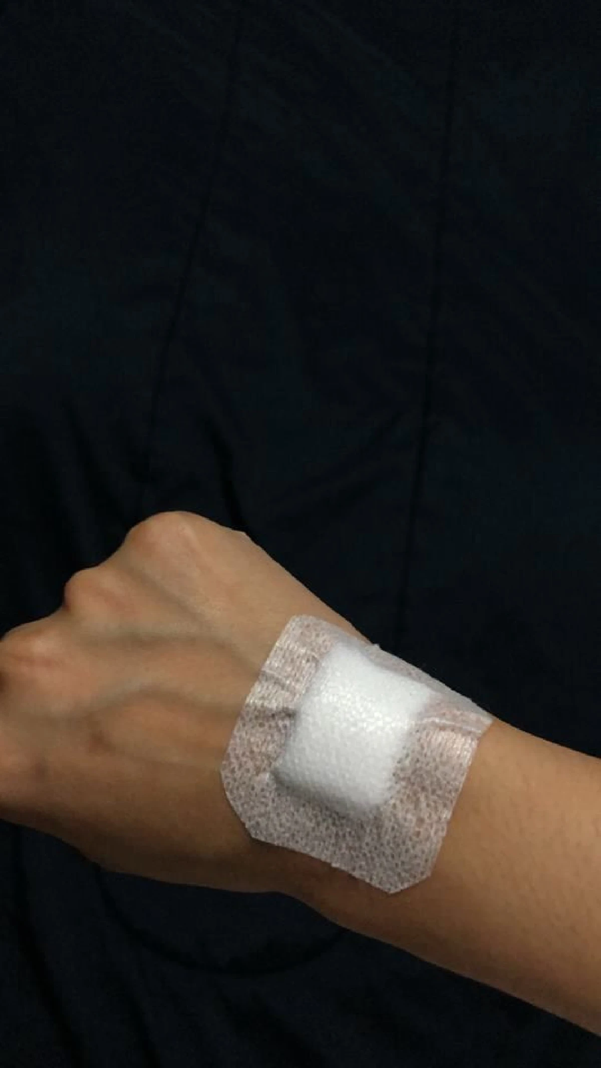 สาวร้องสมาร์ทวอทช์ "เฉือน" ข้อมือเลือดอาบ