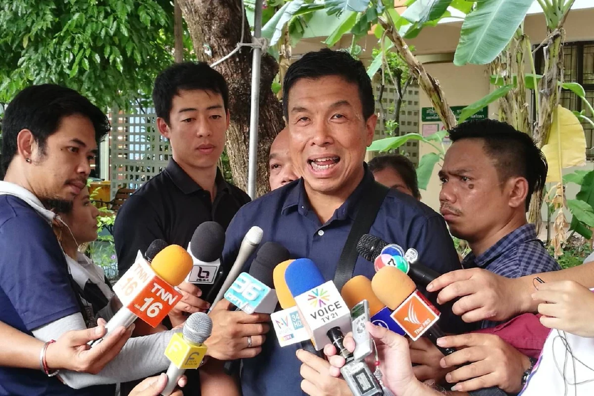 "ชัชชาติ"ควบสกู๊ตเตอร์ไฟฟ้ามาใช้สิทธิย่านเอกมัย