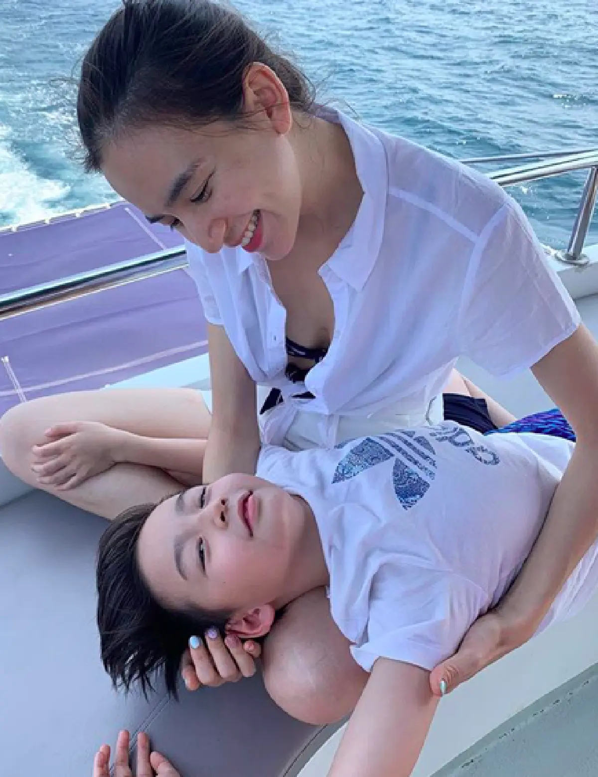 "พลอย ชิดจันทร์” พาสามีและลูกๆ ทั้ง 4 หนีฝุ่นเชียงใหม่ เที่ยวล่องเรือดำน้ำที่ภูเก็ต