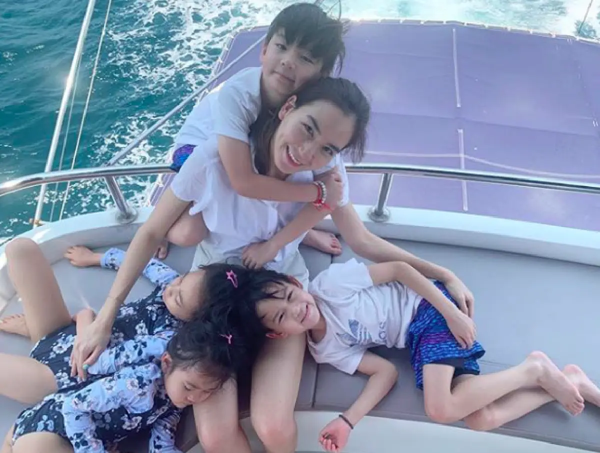 "พลอย ชิดจันทร์” พาสามีและลูกๆ ทั้ง 4 หนีฝุ่นเชียงใหม่ เที่ยวล่องเรือดำน้ำที่ภูเก็ต