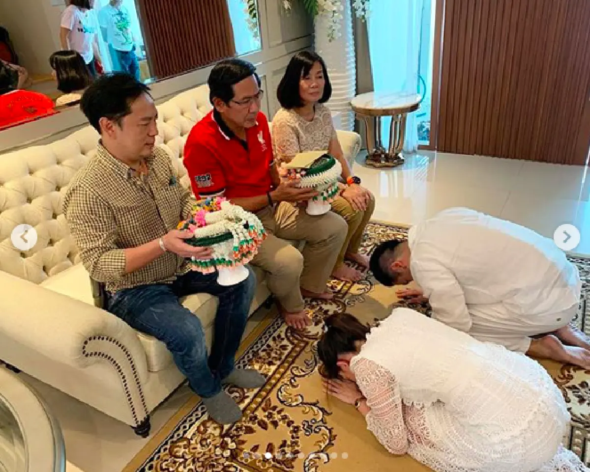 นับว่าเป็นเรือนหอหรือไม่!? “เชน-แพร” ควงคู่ทำบุญขึ้นบ้านใหม่ แฟนคลับแห่ยินดี