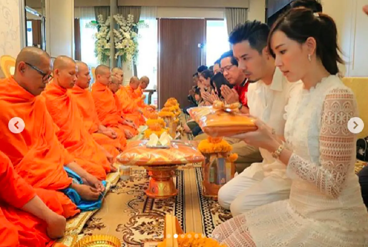 นับว่าเป็นเรือนหอหรือไม่!? “เชน-แพร” ควงคู่ทำบุญขึ้นบ้านใหม่ แฟนคลับแห่ยินดี