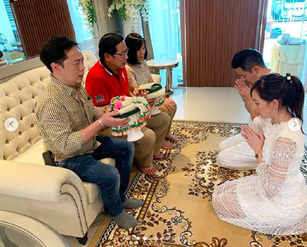 นับว่าเป็นเรือนหอหรือไม่!? “เชน-แพร” ควงคู่ทำบุญขึ้นบ้านใหม่ แฟนคลับแห่ยินดี