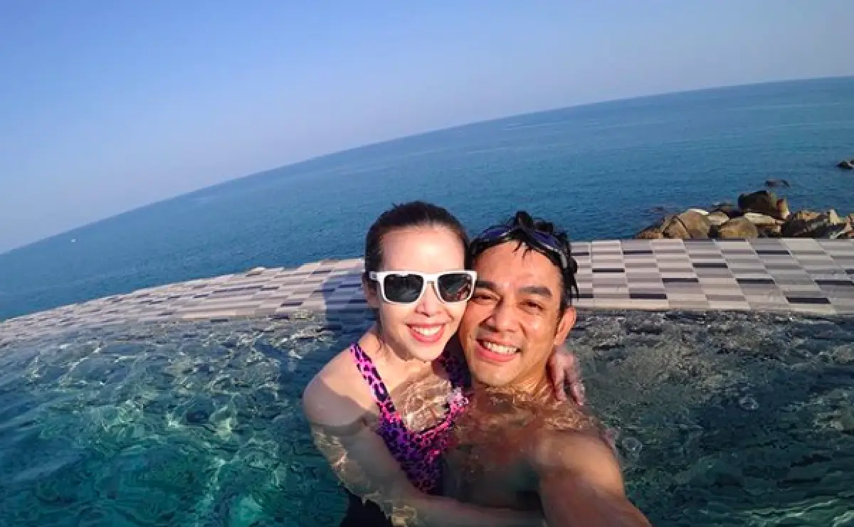 "เกม” ภรรยา “มอส” อวยพรวันเกิดสามีสุดหวาน พร้อมภาพสวีทสวีทกลางสระน้ำ