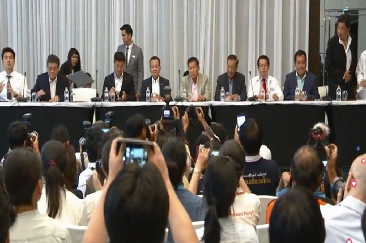 "เพื่อไทย" แถลง จับมือ 6 พรรคตั้งรัฐบาล "เพื่อไทย" แถลง จับมือ 6 พรรคตั้งรัฐบาล