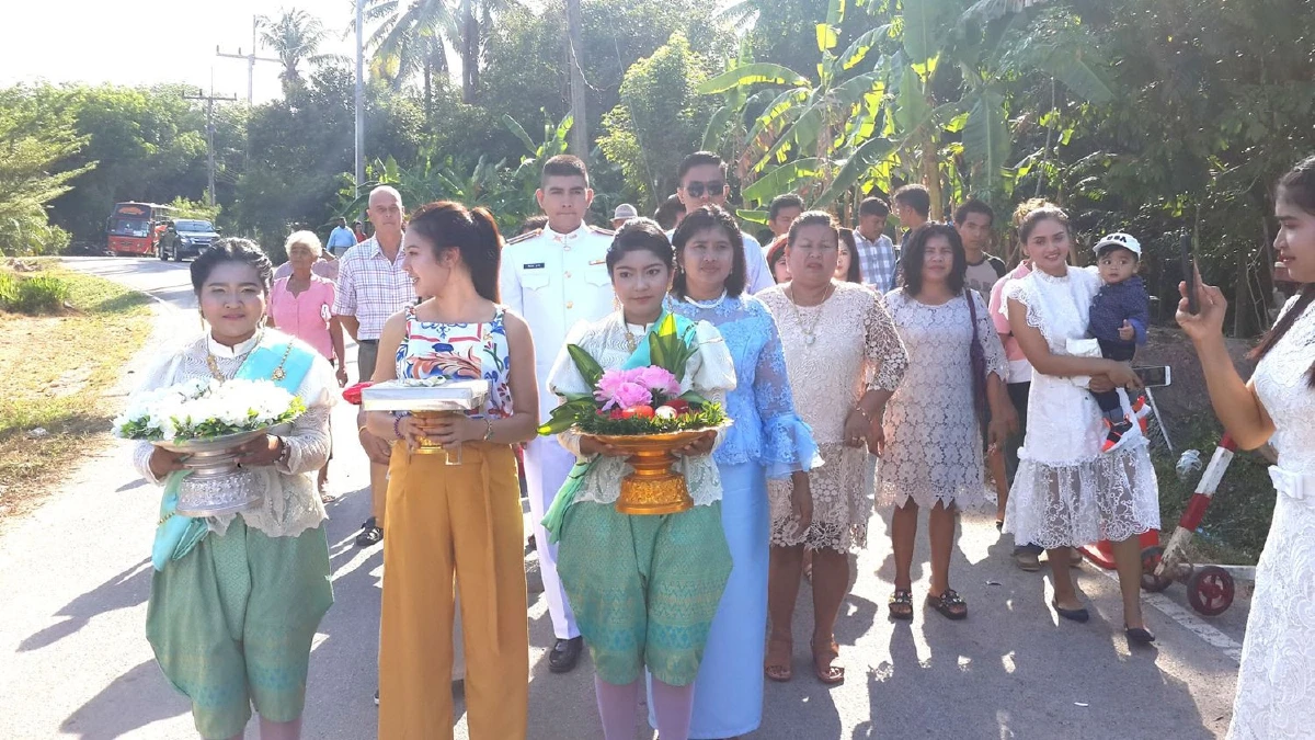 แม่เจ้าบ่าวจัดขบวนแห่ 99 ขันหมากสู่ขอเจ้าสาวให้ลูกชาย