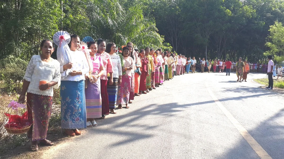 แม่เจ้าบ่าวจัดขบวนแห่ 99 ขันหมากสู่ขอเจ้าสาวให้ลูกชาย