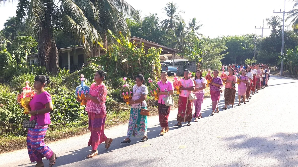 แม่เจ้าบ่าวจัดขบวนแห่ 99 ขันหมากสู่ขอเจ้าสาวให้ลูกชาย