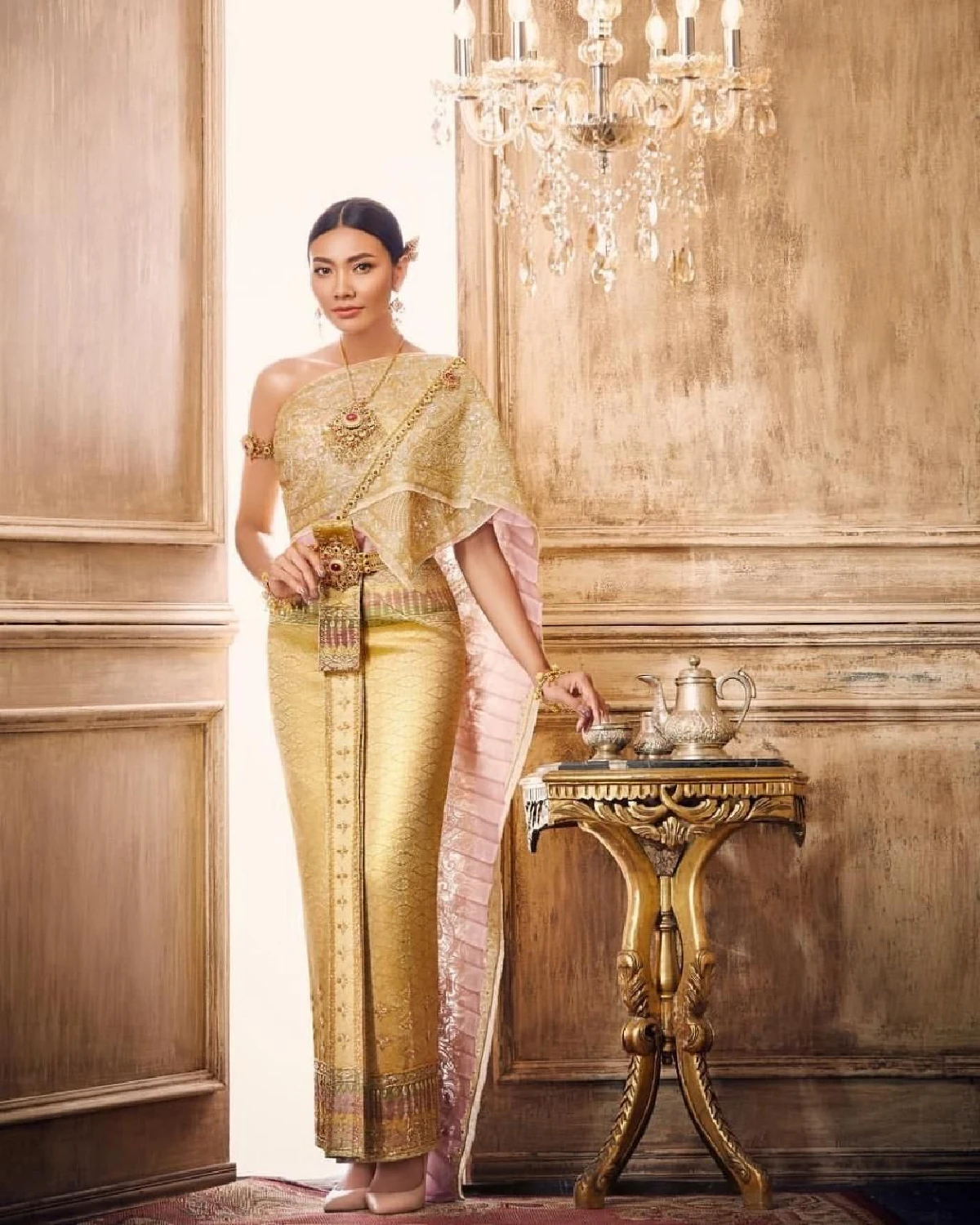 ครั้งแรกในชีวิต! แก้ม วิชญาณี สวมชุดไทยถ่ายแบบสวยสง่าดั่งนางในวรรณคดี