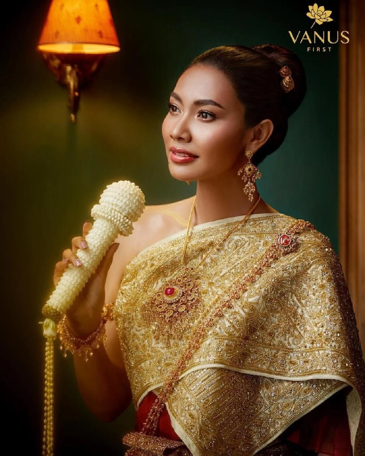 ครั้งแรกในชีวิต! แก้ม วิชญาณี สวมชุดไทยถ่ายแบบสวยสง่าดั่งนางในวรรณคดี
