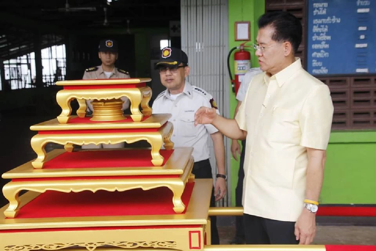 ชมภาพฝีมือผู้ต้องขังสร้างเสลี่ยงหามคนโทน้ำศักดิ์สิทธิ์ที่ทำจากไม้สักทั้งหมด