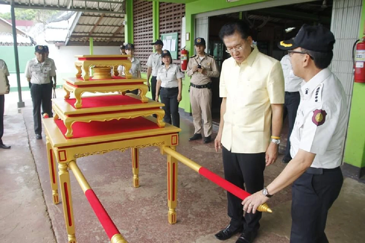 ชมภาพฝีมือผู้ต้องขังสร้างเสลี่ยงหามคนโทน้ำศักดิ์สิทธิ์ที่ทำจากไม้สักทั้งหมด