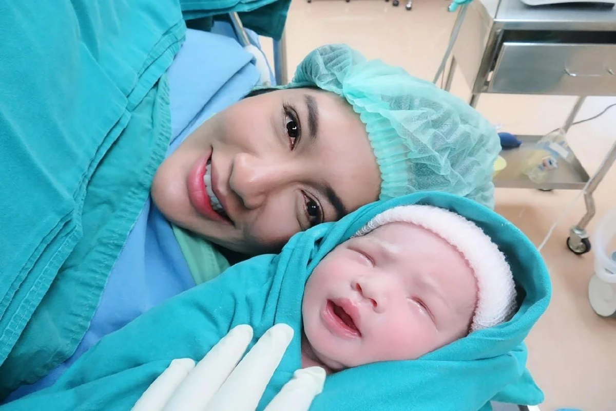 วันนี้ที่รอคอย! เจมส์ สุดปลื้ม ครูก้อย คลอดลูกสาวคนแรกแล้วตั้งชื่อ น้องเมดา
