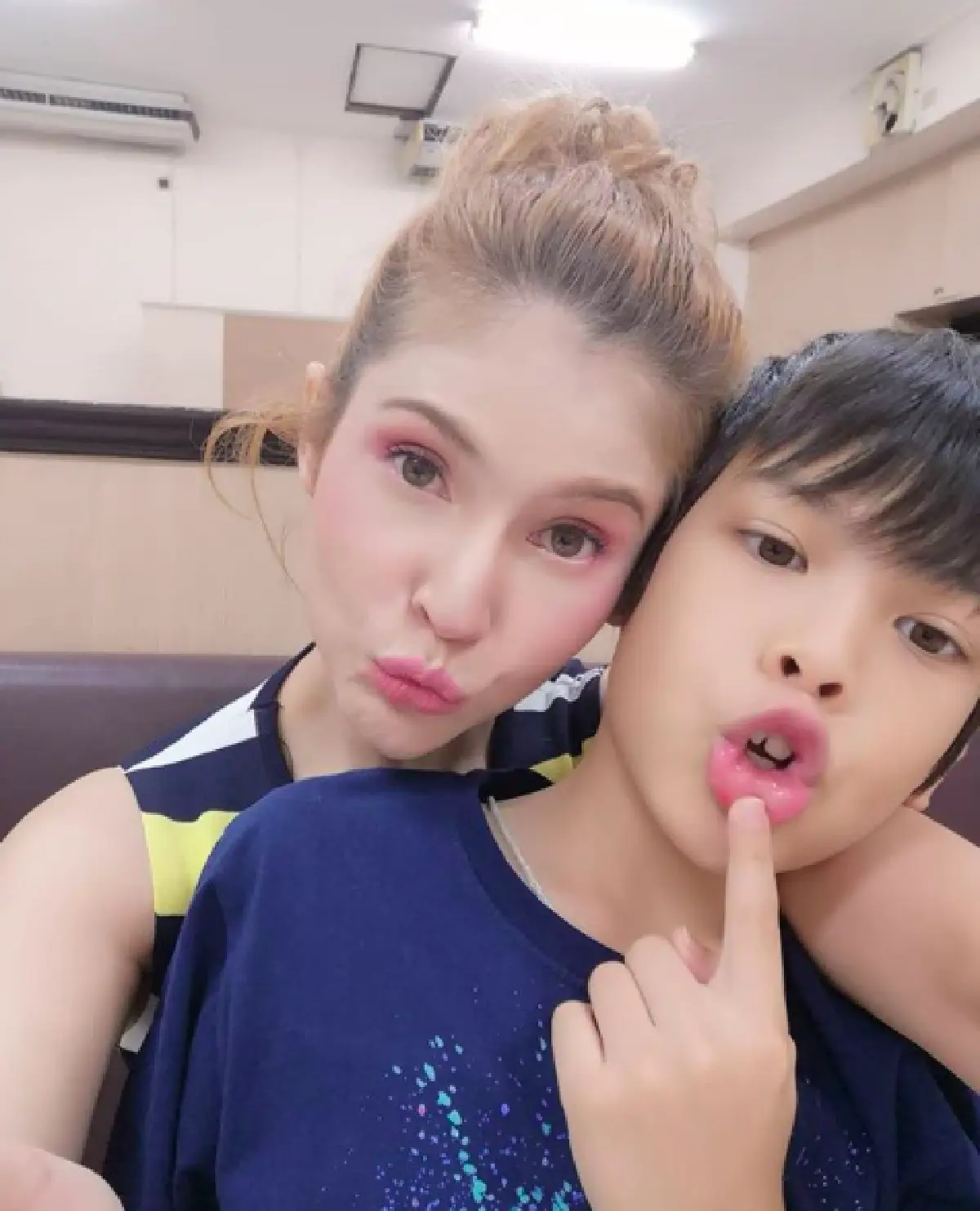 ภาพอบอุ่นหัวใจ "แอนนี่ บรู๊ค" นั่งให้คุณแม่ทำผมให้ เหมือนย้อนวัยตอนเป็นเด็ก