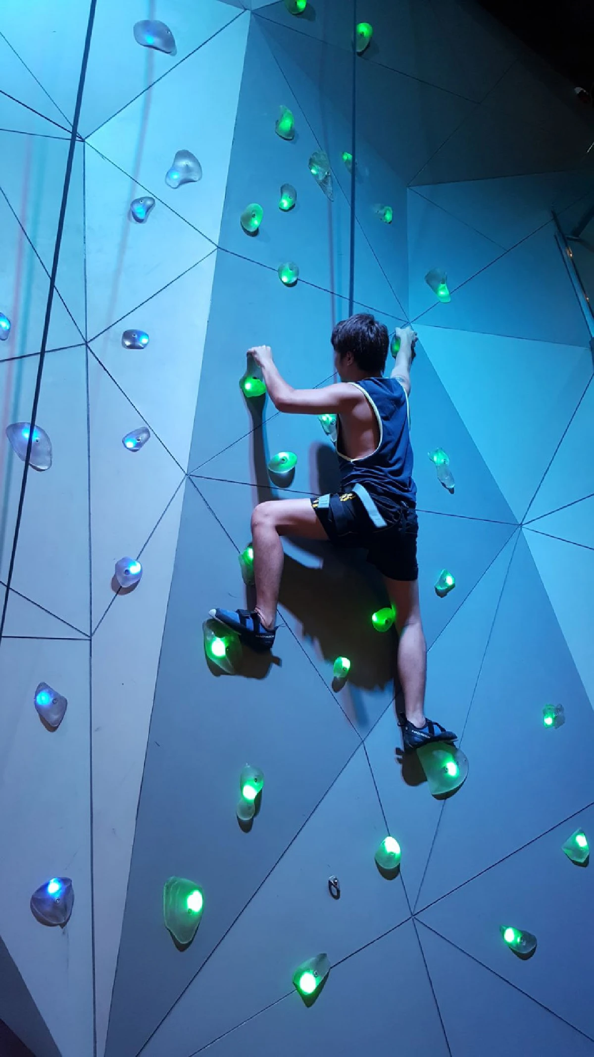 ปีนผา ไต่ระฟ้าท้าแรงโน้มถ่วง