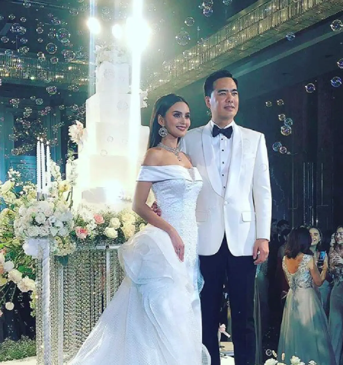 “เคลลี่-นาย” จัดงานฉลองมงคลสมรสหรูหราอลังการ อบอวลไปด้วยความรัก