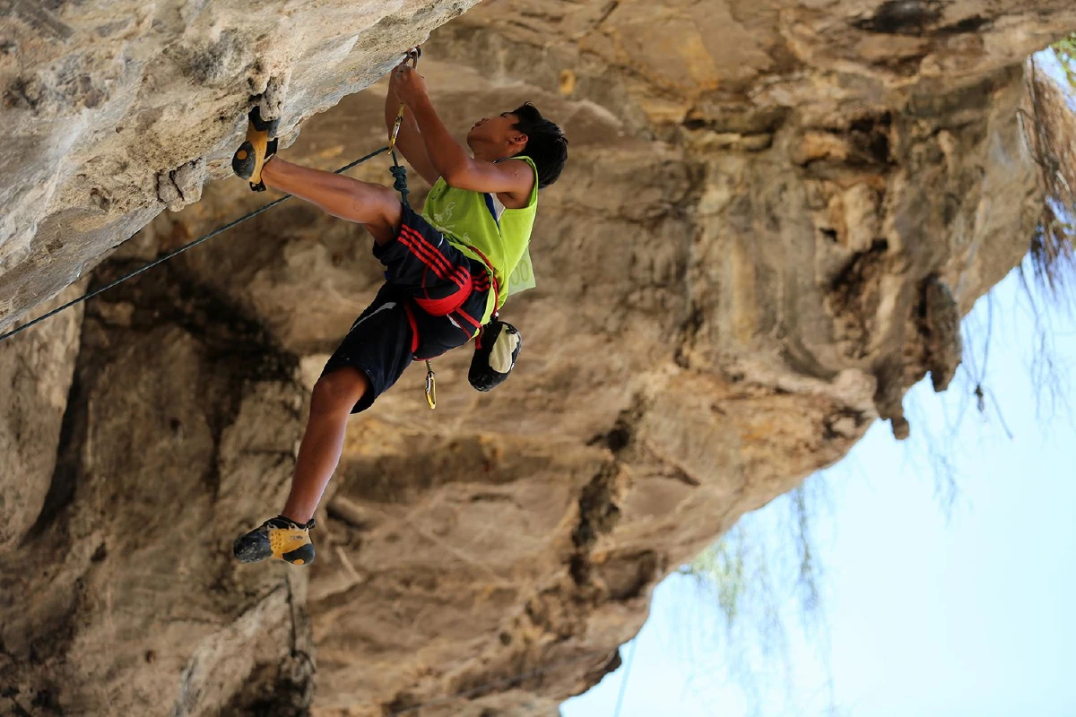 ปีนผา ไต่ระฟ้าท้าแรงโน้มถ่วง