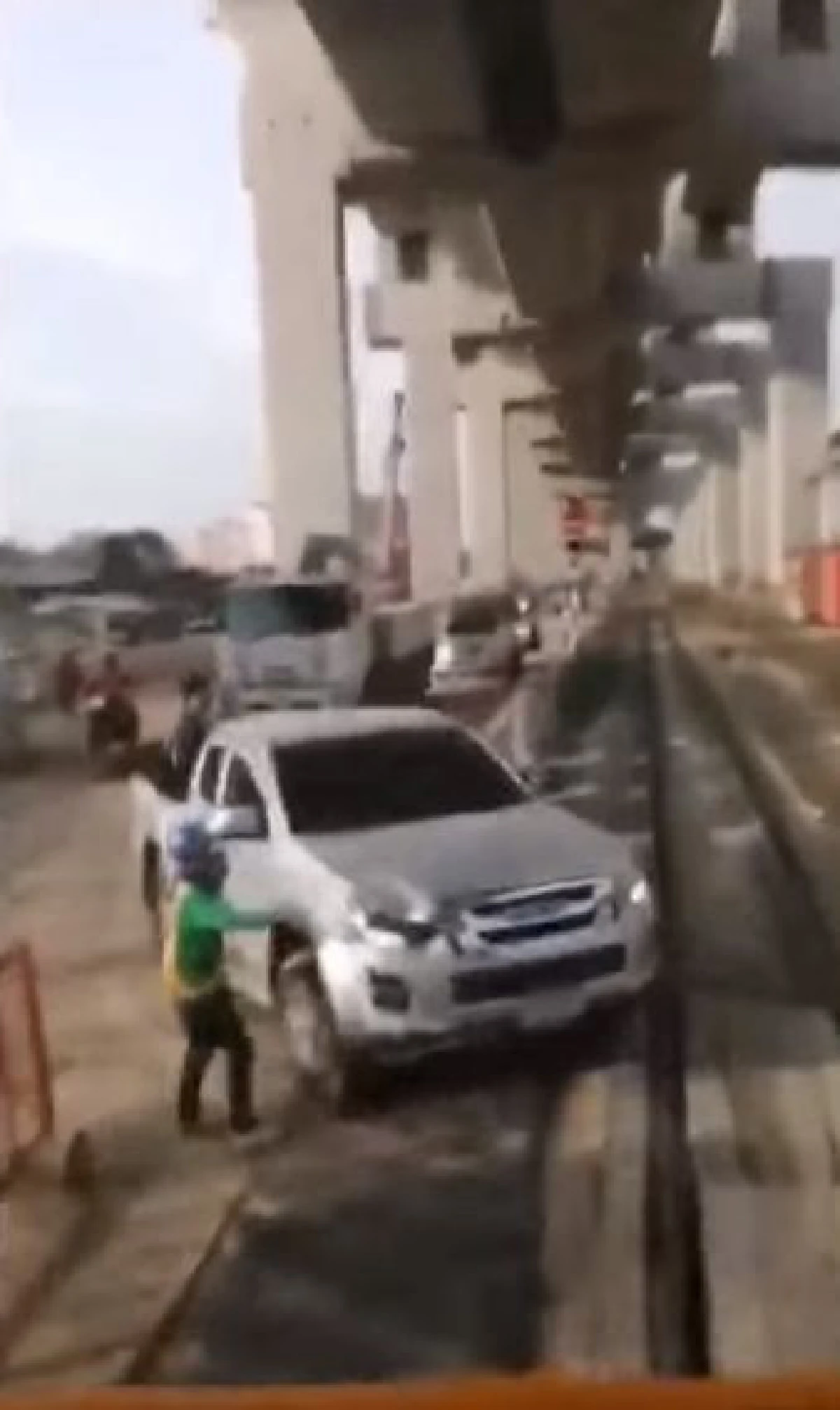 วันนี้โชคดี พรุ่งนี้ไม่แน่! กระบะประมาทเกือบทำรถไฟชน