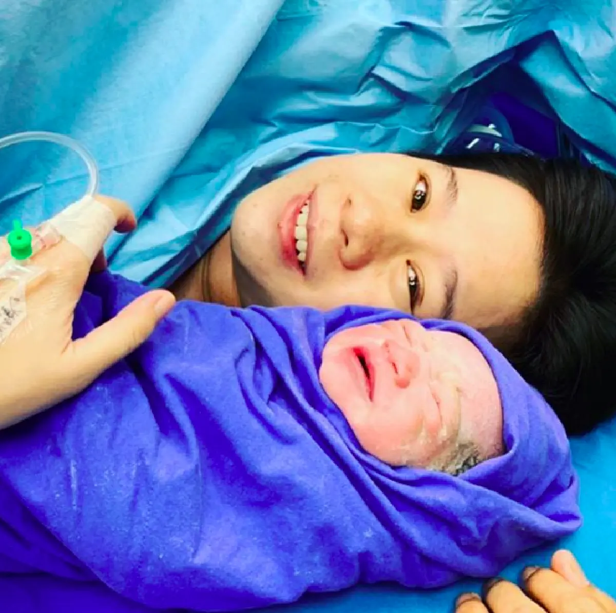 “บุ้ง สะธี” ภรรยา “เวฟ สาริน” คลอดลูกชายคนแรก “น้องบุญ”