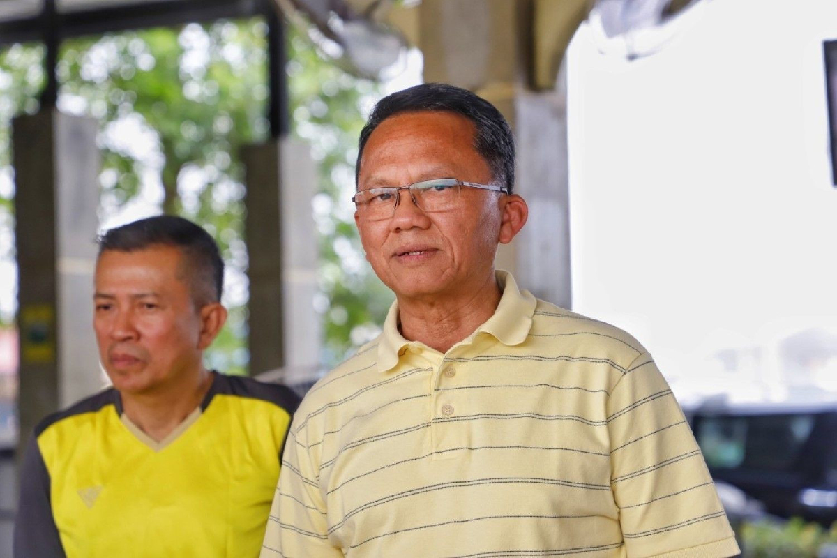 "สมศักดิ์" เปรียบนักการเมืองหมดบทบาทเป็นนักบอลแก่ไล่คู่แข่งไม่ทัน "สมศักดิ์" เปรียบนักการเมืองหมดบทบาทเป็นนักบอลแก่ไล่คู่แข่งไม่ทัน