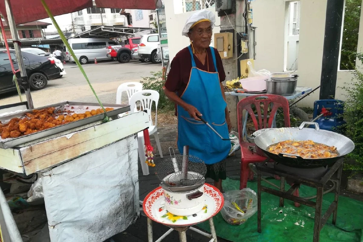 คุณยายฉลองวันเกิดอายุครบ100ปีแจกกล้วยทอดที่ทำขายให้ลูกค้ากินฟรี