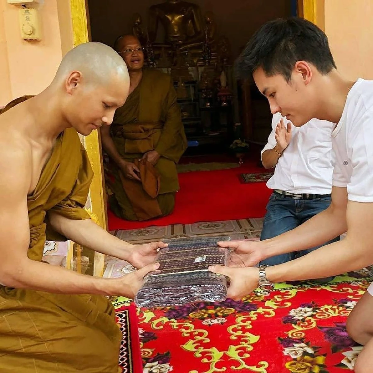 อาโป ณัฐวิญญ์ บวชทดแทนคุณพ่อแม่ ปฏิบัติธรรมที่วัดป่าโสมพนัส เป็นเวลา 1 เดือน