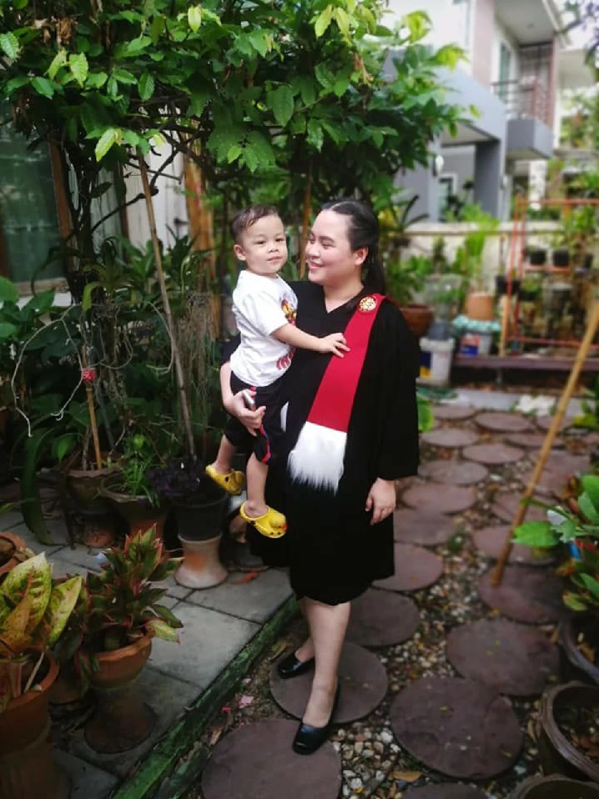 สุดยอดหัวใจ! แม่เลี้ยงเดี่ยววัย 24 พิชิตม.ธรรมศาสตร์ แม้ลำบากไม่ทิ้งลูก อุ้ม-ปั๊มนมระหว่างเรียนจนสำเร็จ