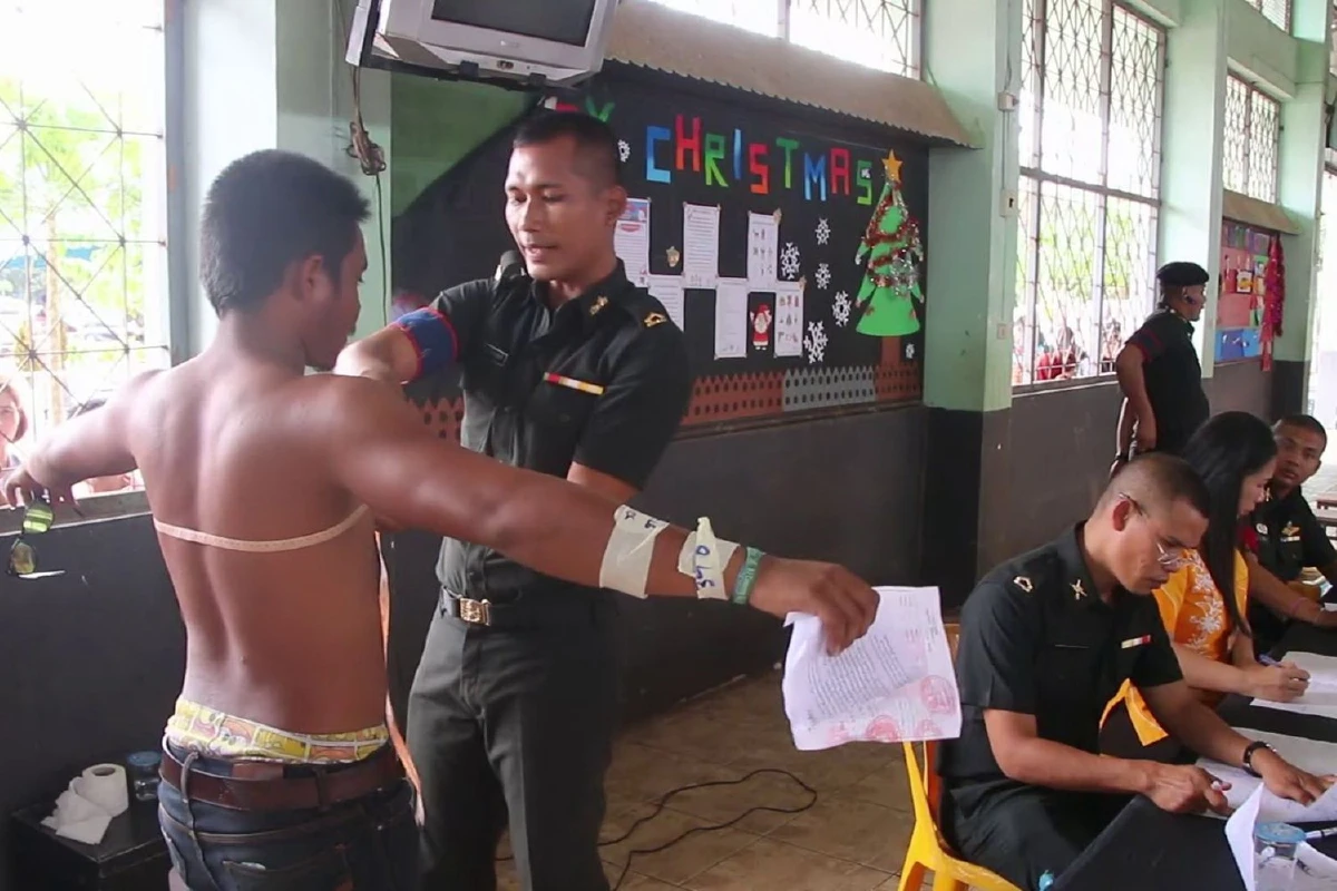 ญาติร่วมลุ้นเกณฑ์ทหารอยากให้ลูกหลานจับได้ใบแดงเชื่อกองทัพฝึกคนให้สมบูรณ์