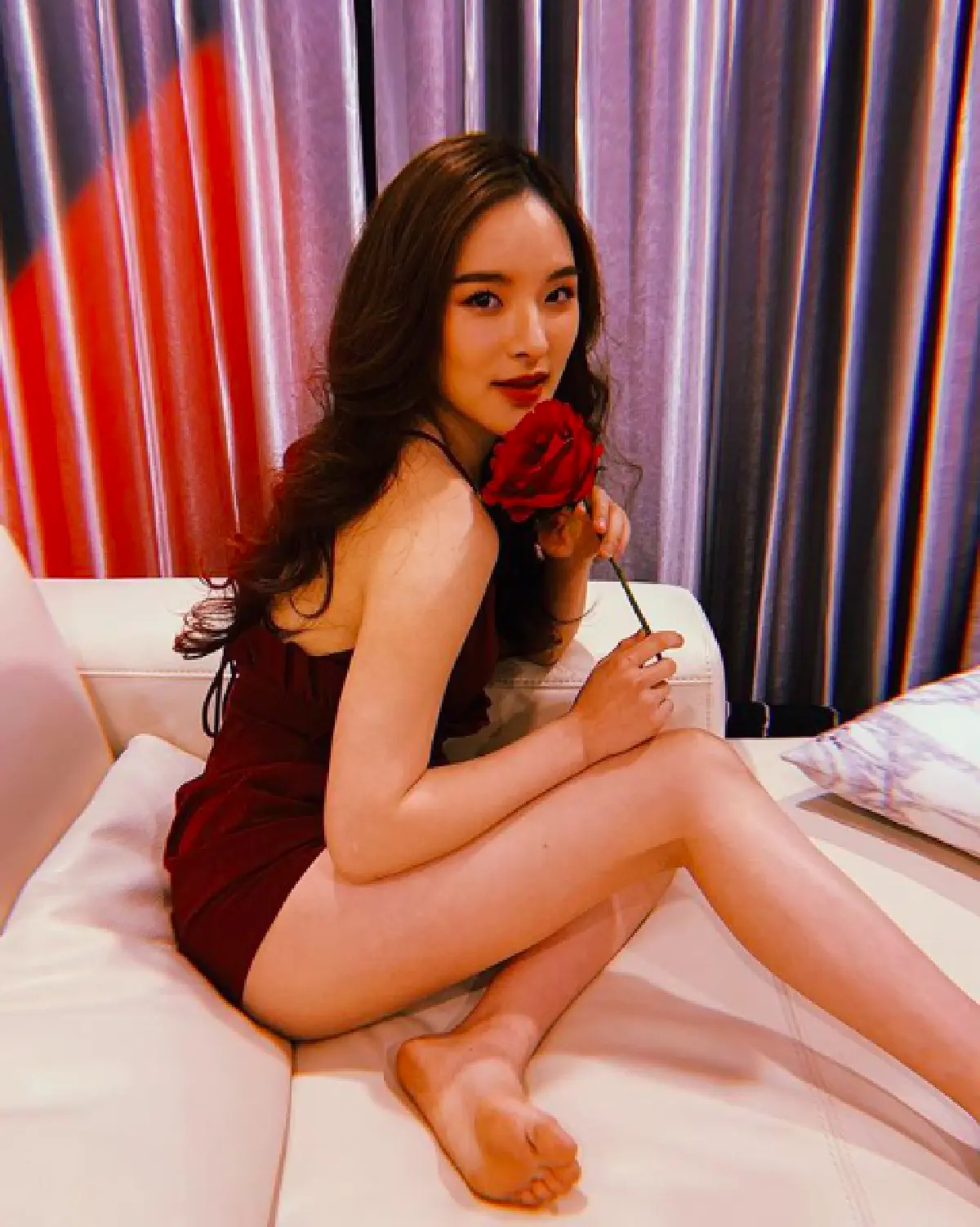 ไอจีแทบไฟลุก "ปันปัน" โชว์ผิวขาวออร่า เผยภาพสุดเซ็กซี่ถือกุหลาบ