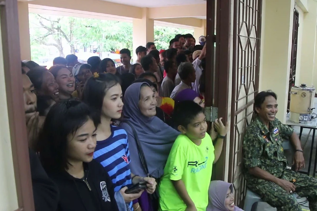 ญาติร่วมลุ้นเกณฑ์ทหารอยากให้ลูกหลานจับได้ใบแดงเชื่อกองทัพฝึกคนให้สมบูรณ์