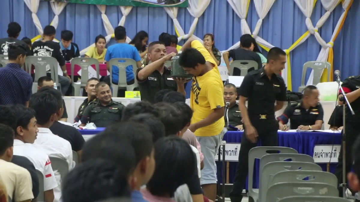 ญาติร่วมลุ้นเกณฑ์ทหารอยากให้ลูกหลานจับได้ใบแดงเชื่อกองทัพฝึกคนให้สมบูรณ์