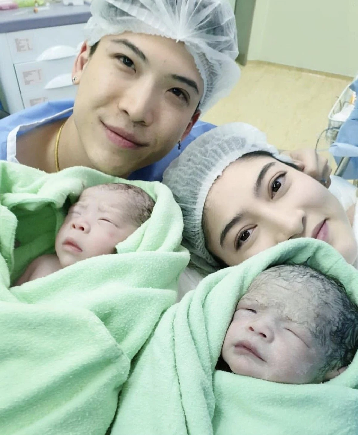 เผยภาพแรก น้องมีก้า-มีย่า ลูกแฝดทายาทหมื่นล้านของ มาร์กี้-ป๊อก