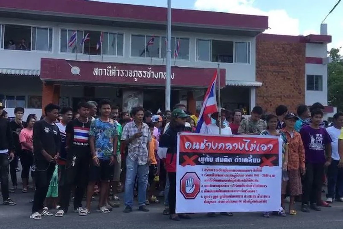 ชาวบ้านรวมตัวไล่ผกก.โรงพักตั้ง5ปมวางตัวไม่เหมาะสม